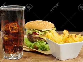 um copo de coca cola e muita golozeima.