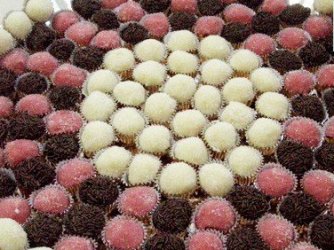 Brigadeiro, bicho de pé (brigadeiro rosa) e beijinho.