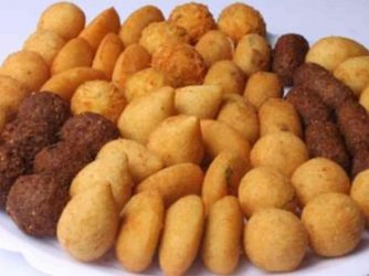 Coxinha, bolinha de queijo e kibe frito.