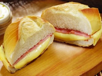 Pão com frios (presunto e queijo).
