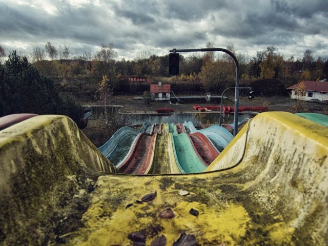 Existem dois parques abandonados dentro do complexo de parques
