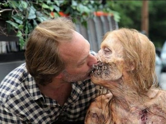Incrível! Você realmente é um grande fã de The Walking Dead. Entre na fila para ganhar um beijinho!