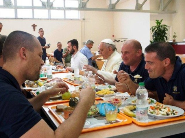 Ele se recusa a aceitar tratamento especial porque é o papa