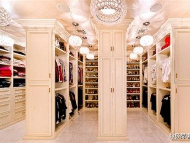Um guarda-roupa lotado!
