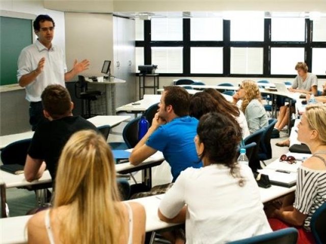 Aluno universitário! Precisa ainda aprender mais algumas coisas para virar um Historiador e Professor de História!