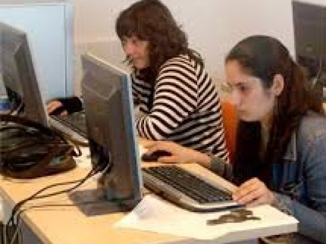 Ficar grudado na tela da televisão ou do computador por muito tempo pode fazer com que a vista fique cansada e os olhos cegos