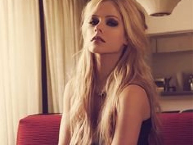 MONA VOCÊ LACRAAA, a Avril ficaria orgulhosa de você!