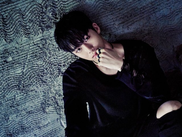Você não se liga muito nos mínimos detalhes do MV, mas isso não quer dizer que você não dê uma olhada de vez em quando, garantindo assim que você se lembre de pelo menos algumas cenas. (Imagens de Idols aleatórios, nenhuma relação com o resultado)