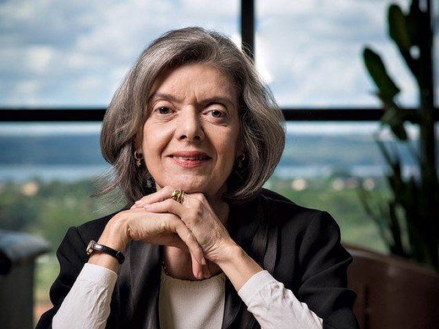 Pode-se dizer que você está quase lá. Você estudou o que o professor de história pediu e de vez em quando assistiu as novelas da Globo.
