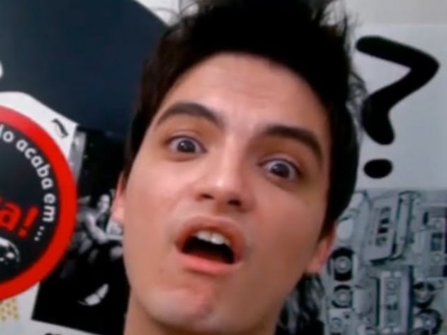 Você não sabe nada! Ou você é um hater ou é um fã muito b*sta! Vai A-GO-RA ver mais vídeos deles!