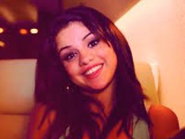 Nossa parabéns você conhece a Selena, só precisa ficar mais atenta as novidades!
