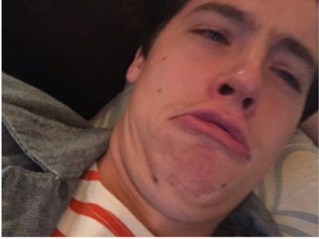 Ixi, parece que não conhece Cole Sprouse