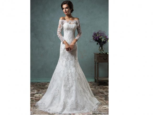 Vestido com Saia Volumosa e Mangas Longas