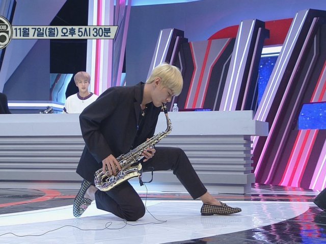 V tocou saxofone por 3 anos
