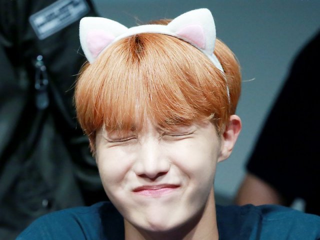 40. j hope diz que e uma maquininha de aegyo