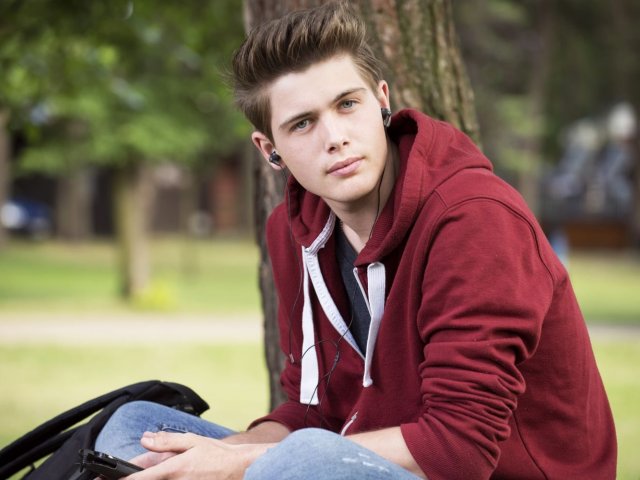 Menino com menos de 15 anos
