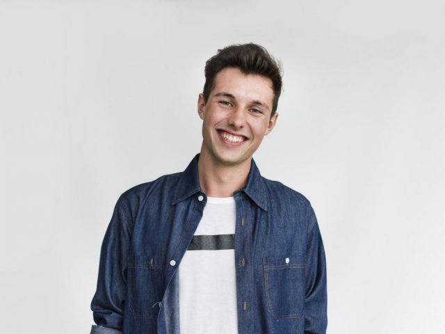 Homem entre 21 a 25 anos