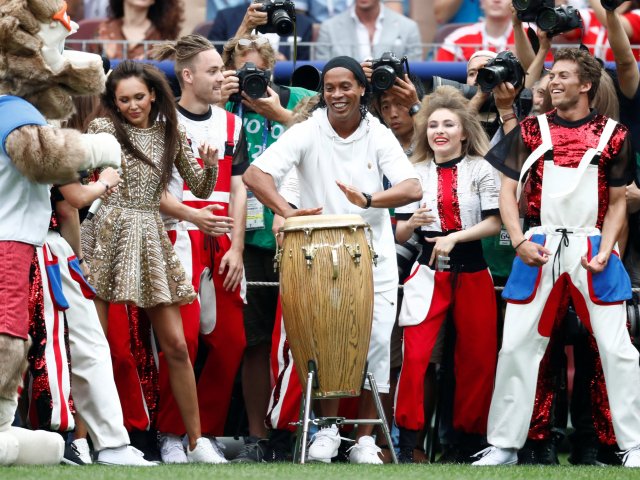 Ronaldinho Gaúcho tocando tambor no final da copa
